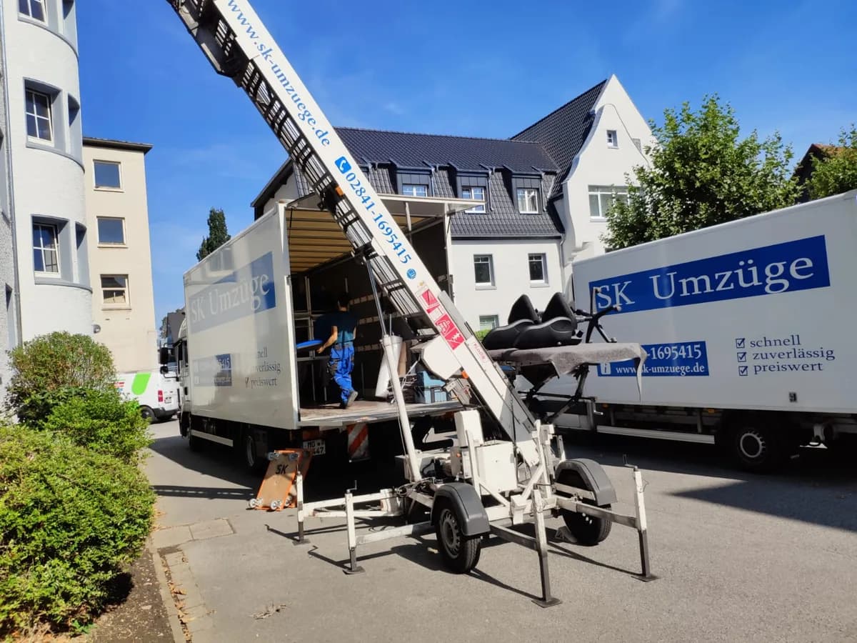 Möbelaufzug und Umzugswagen von SK-Umzüge beim Möbeltransport